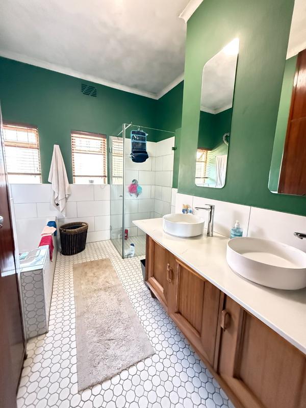5 Bedroom Property for Sale in Bergzicht Western Cape